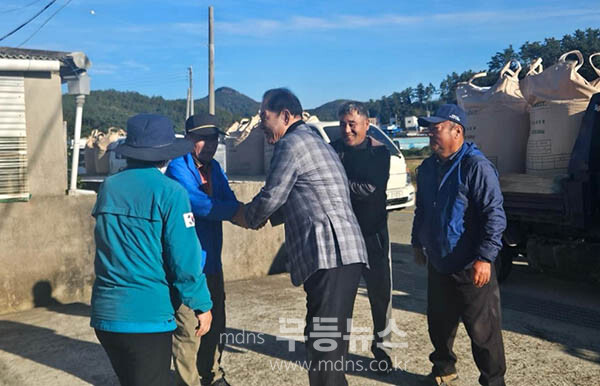 농민들을 위로 격려하고 있는 김희수 진도군수 (진도군 제공)