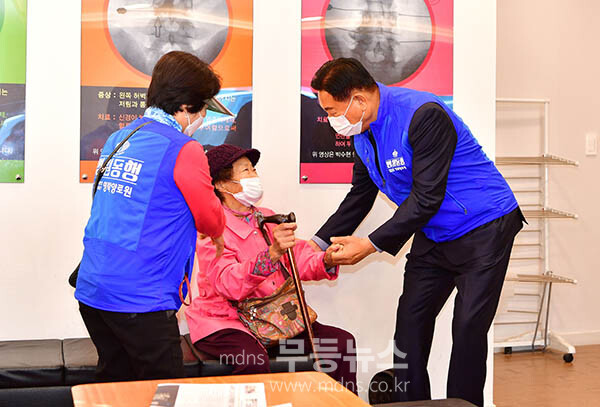 어르신 모시고 병원가기 병원 동행 서비스를 시행하고 있는 장성군 (장성군 제공)