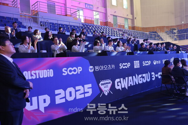 2025 광주 세계3쿠션당구월드컵 참간선수와 임원들이 개막행사를 관람하고 있다./사진=유진석 기자