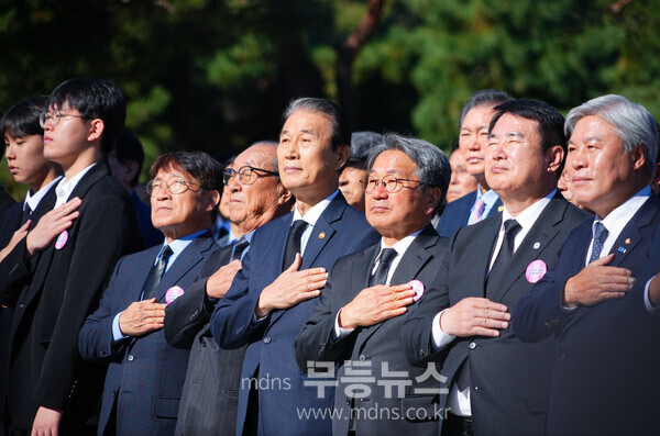 강기정 광주광역시장이 3일 서구 화정동 학생독립운동기념탑에서 열린 '제96주년 학생독립운동 기념식'에 참석해 권오을 국가보훈부 장관, 이정선 광주교육감, 애국지사 등 참석자들과 참배하고 있다./광주광역시 제공