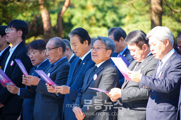 강기정 광주광역시장이 3일 오전 서구 화정동 학생독립운동기념탑에서 열린 '제96주년 학생독립운동 기념식'에 참석해 권오을 국가보훈부 장관, 이정선 광주교육감, 애국지사 등 참석자들과 국민의례를 하고 있다./광주광역시 제공