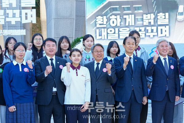 강기정 광주광역시장이 3일 서구 화정동 학생독립운동기념탑에서 열린 '제96주년 학생독립운동 기념식'에 참석해 행사를 마친 뒤 권오을 국가보훈부 장관 이정선 광주교육감, 학생 등과 기념촬영을 하고 있다./광주광역시 제공