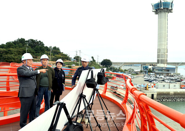장세일 영광군수 칠산타워 주변(목섬) 관광 개발 현장 점검)/영광군 제공
