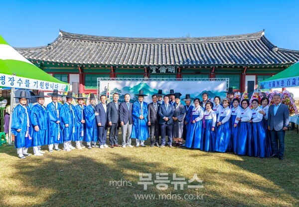 보성군 보성향교, 제25회 기로연 성황리 마무리_명륜당 광장에서 보성 기로연이 성황리에 마무리됐다(가운데 오른쪽부터 왼쪽으로 _문금주 국회의원, 서형빈 보성 부군수, 김경열 보성군의회 의장, 김재철 도의원)/보성군 제공