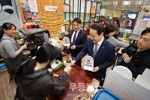 임택 동구청장이 (우측 가운데)  “텀블러 사용하면 300원이 차곡차곡!”행사에 참여하고 있다./동구청 제공