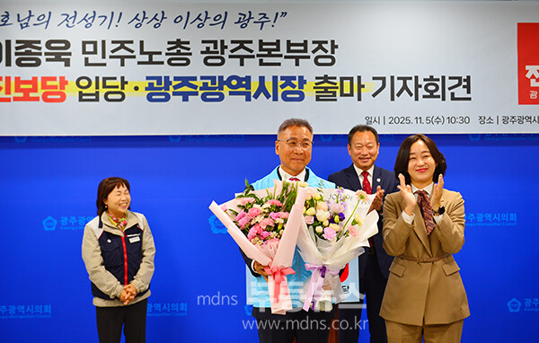 5일 오전 10시 30분 광주시의회 기자실에서 열린 이종욱  민주노총 광주본부장, “광주시장 출마 선언, / 진보당 입당 축하 꽃다발을 받은 후 기념촬영을 하고 있는 이종욱 광주시장 후보(사진촬영 / 조경륜)