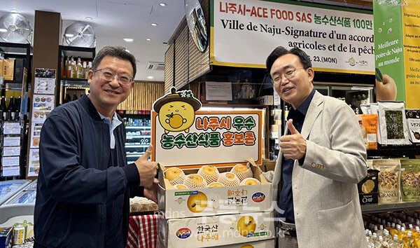 윤병태 나주시장(오른쪽)은 지난 6월 프랑스 파리에서 현지 유통업체인 에이스푸드 이상효 대표와 100만 달러 규모의 농수산식품 수출협약을 체결하고 나주배 판촉 행사를 했다.