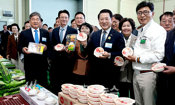 김영록 전라남도지사가 5일 보성군 보성읍 송재로에서 열린 ‘보성군농협 통합RPC 시설현대화 준공식’에서 통합RPC 생산제품을 들어 보이고 있다.