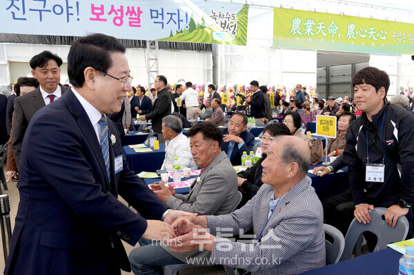 김영록 전라남도지사가 5일 보성군 보성읍 송재로에서 열린 ‘보성군농협 통합RPC 시설현대화 준공식’ 행사에서 농협 조합원들과 인사를 나누고 있다.