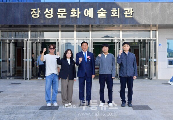 문화예술회관을 방문한 김한종 군수가 관계자와 함께 기념촬영을 하고 있다 (장성군 제공)