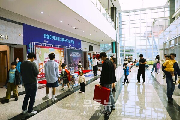 장성문화예술회관을 찾은 군민들 (장성군 제공)