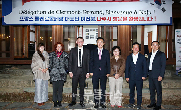 프랑스 클레르몽페랑의 제롬 오슬랑데르 부시장(왼쪽 세 번째)을 비롯한 3명으로 구성된 행정대표단이 3일간 나주를 공식 방문했다. (사진 제공-나주시)
