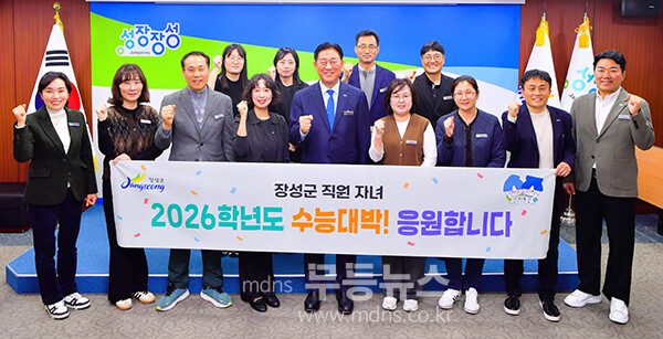 수능생을 응원하고 있는 김한종 군수 (장성군 제공)