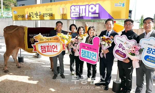 김영록 전라남도지사가 6일 순천광양축협 가축시장에서 열린 ‘2025년 전라남도 으뜸한우 경진대회’에서 종합챔피언 등 으뜸한우 수상자를 축하하고 있다.