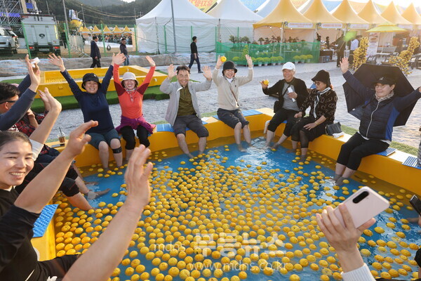  ‘제5회 고흥유자축제’에서 유자스파를 즐기는 관광객들의 표정이 즐겁다./사진=유진석기자