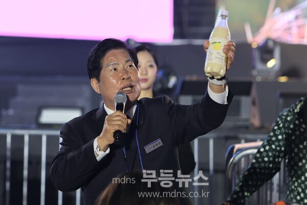 공영민 고흥군수가 ‘제5회 고흥유자축제’ 개막식에 참석해 'APEC 공식만찬주' 고흥유자막걸리를 들어 보이고 있다./사진=유진석기자