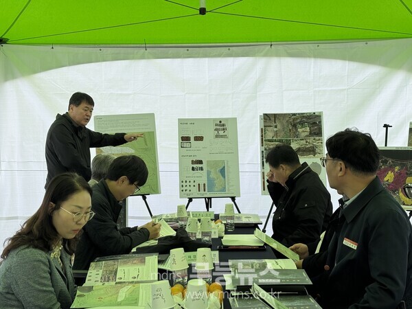 지난 5일 신학동고분군 발굴 현장에서 이뤄진 현장보고회/무안군 제공