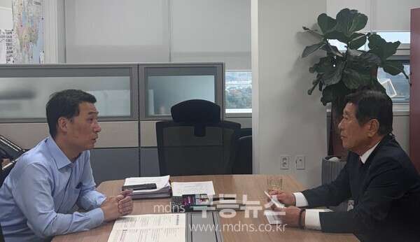 행정안전부 하종목 지방재정국장과 업무협의를 추진하고 있는 조상래 곡성군수 /곡성군 제공