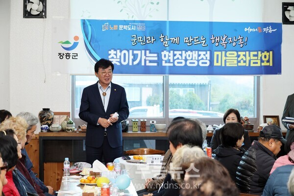 김성 장흥군수가 '2025 하반기 군민과의대화'에서 좌담회를 열고 있다./장흥군 제공