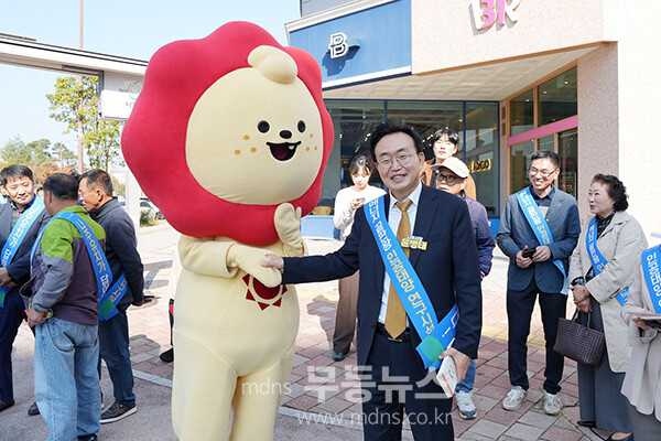 윤병태 나주시장(오른쪽)이 캠페인에 참여해 나주시 인공태양 캐릭터 태리(왼쪽)와 기념사진을 찍고 있다.(전체사진 나주시 제공)