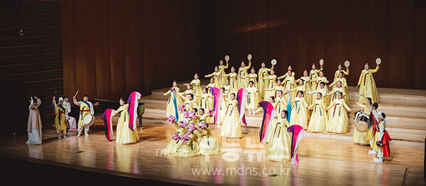 나주시립소년소녀합창단이 제21회 부산국제합창제에서 청소년 부문 3위와 금상을 수상했다. 사진은 부산국제합창제 경연대회에서 공연을 하는 나주시립소년소녀합창단 모습. (사진 제공-나주시)