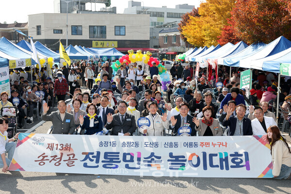 지난 6일 송정5일시장 주차장에서 열린 ‘제13회 송정골전통민속놀이대회’에서 제기차기를 하고 있다./광산구 제공