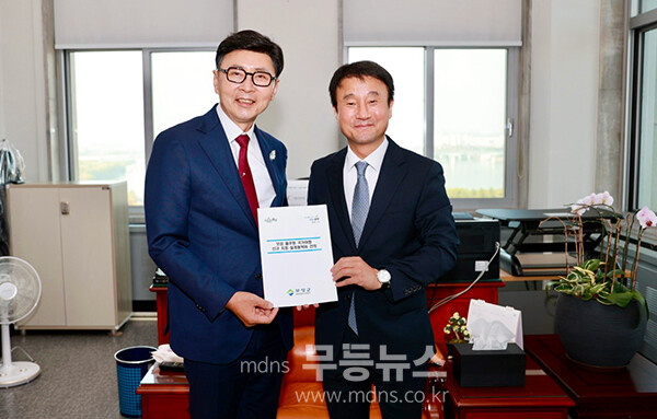 국회를 방문 국비확보활동을 전개하고 있는 김철우 보성군수 / 좌로부터 ; 김철우 보성군수, 한병도 예결위원장 (보성군 제공)