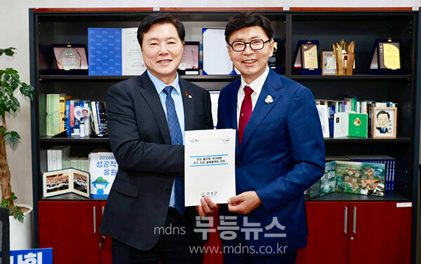 국회를 방문 국비예산확보 활동을 전개하고 있는 김철우 보성군수 / 김철우 보성군수(오른쪽)와 조계원 예결위원(왼쪽) 기념촬영   (보성군 제공)