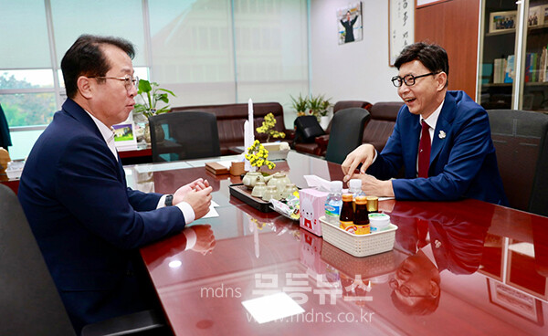 김철우 보성군수(오른쪽)가 국회에서 문금주 의원(왼쪽)을 만나 보성군 주요 현안사업 국비 지원을 건의하고 있다. (보성군 제공)