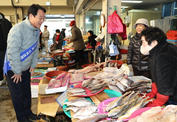 강진원 강진군수가 강진읍시장을 찾아 상인들과 얘기를 나누고 있다.