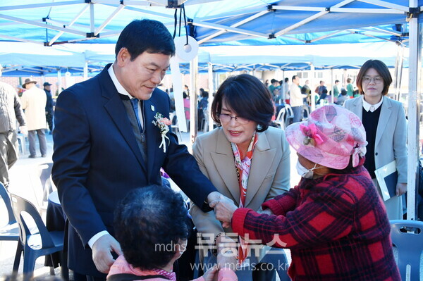 정철원 담양군수가  제29회 노인의 날 행사에 참여해 어른신과 소통하고있다./담양군 제공