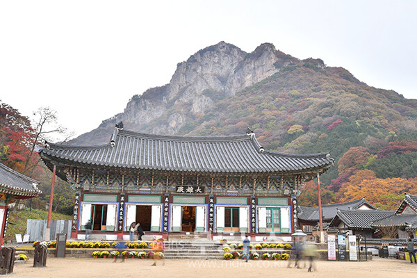 장성 백양사  대웅전. (사진촬영 ; 2025년 11월 8일, 조경륜)