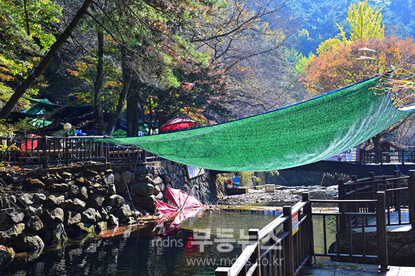전남 구례군 산동면 수락폭포 일원에 여름철 관광객 맞이에 사용된 파라솔과 천막. 의자 등이 철거되지 않은 채 물속(의자)에 방치돼 있다. /사진=조경륜