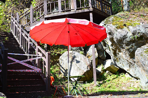 전남 구례군 산동면 수락폭포 일원에 여름철 관광객 맞이에 사용된 파라솔과 천막. 의자 등이 철거되지 않은 채 물속(의자)에 방치돼 있다. /사진=조경륜