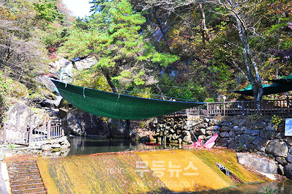 전남 구례군 산동면 수락폭포 일원에 여름철 관광객 맞이에 사용된 파라솔과 천막. 의자 등이 철거되지 않은 채 물속(의자)에 방치돼 있다. /사진=조경륜