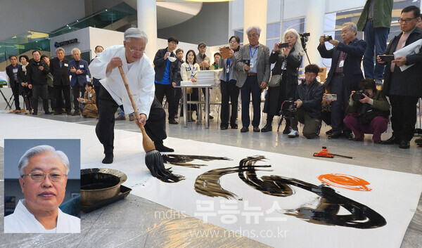 석현 (石玄) 이준형(李準炯) 서예가는 제9회 회원전 및 사진작가 100인 전을 축하하기 위해 바닥에 대형 붓을 이용, 10미터 길이의 화선지에 “빛(光)”시간을 기억하다는 문구를 써내려 가며 퍼포면스를 펼쳤다./호남기자협회 제공