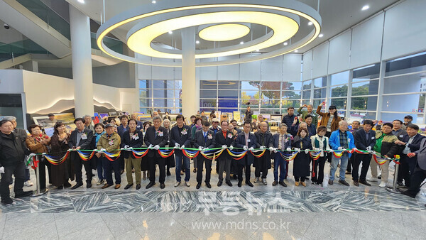 광주광역시청 1층 로비에서 열린 제9회 회원전 및 사진작가 100인전 에서 참석자들이 개막식 테이프 컷팅을 하고 있다./호남기자협회 제공