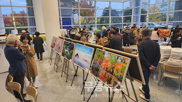 한국사진방송 광주광역시지사는 6일부터 광주광역시청 1층 로비에서 제9회 회원전 및 사진작가 100인 전, "빛(光)"을 주제로 전시회에 들어갔다./호남기자협회 제공