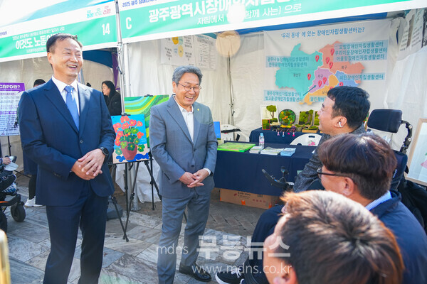 강기정 광주광역시장이 지난 7일 오전 시청 야외광장에서 열린 '2025 장애인복지 통합박람회'에 참석해 부스를 둘러보고 있다./광주광역시 제공