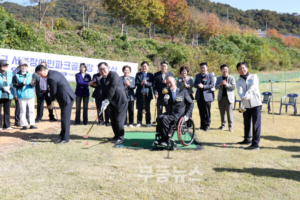 박병규 광산구청장이 10일 서봉장애인파크골프장 개장식에서 정진완 대한장애인체육회장, 김명수 광산구의회 의장과 함께 시타를 하고 있다./광산구 제공