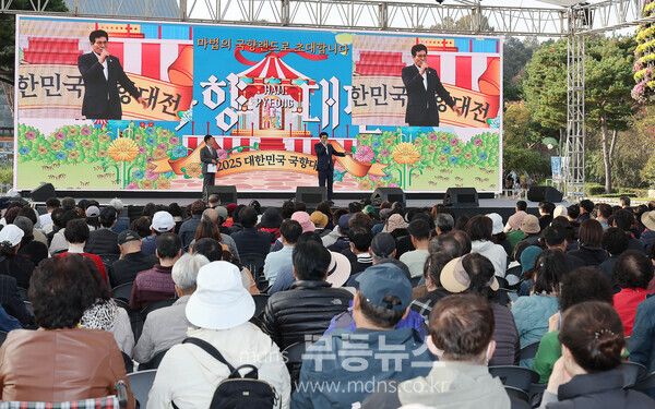 9일, 함평엑스포공원 ‘2025 대한민국 국향대전’ 폐막식에서 이상익 함평군수가 폐회사를 하고있다./함평군 제공