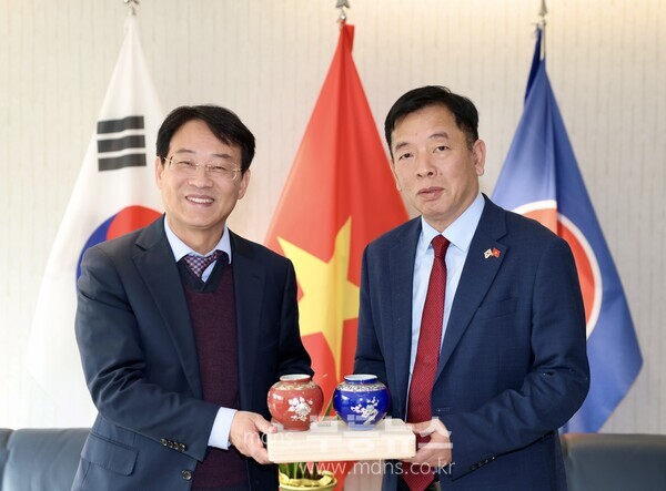 강진원 강진군수와 주한베트남 부호 대사가 지난 6일 면담을 갖고 교류협력에 대한 의지를 확인했다./강진군 제공
