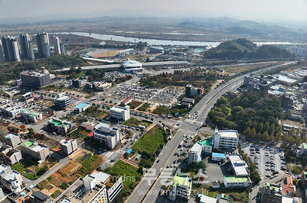 나주시가 KTX 나주역 일대를 서남권 대표 교통 허브로 도약시키기 위해 ‘나주역세권 개발 사업’을 본격 추진한다. 사진은 나주역 일대 전경.(사진 제공-나주시)