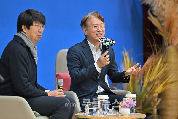 김이강 서구청장이 치매자원봉사단 성과공유회에 참석해서 발언하고 있다.