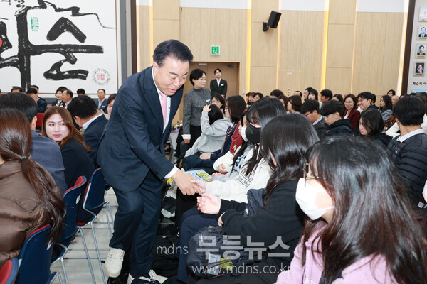 구복규 화순군수(화순장학회 이사장)가 참가 학생들과 인사하는 모습