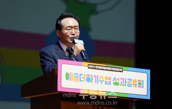 윤병태 나주시장이 ‘예술 더하기 수업 성과공유회’ 개회사를 하고 있다.(사진 제공-나주시)