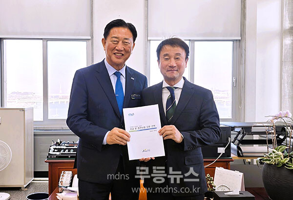 한병도 국회 예산결산특별위원장실을 찾아 국비확보 총력을 다하고 있는 김한종 장성군수 (장성군 제공)