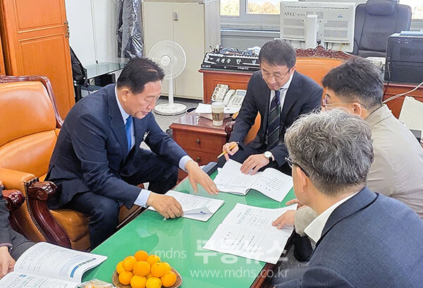 국비확보 활동을 위해 설명 하고 있는 김한종 장성군수 (장성군 제공)