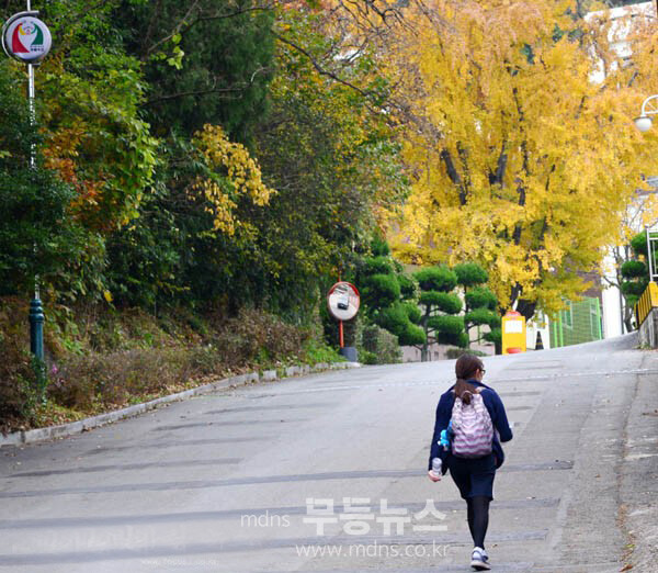 한 학교 시험장에 뒤 늦게 들어가고 있는 수험생  (자료사진)