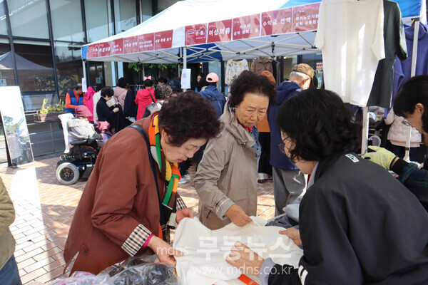 목포지역 4개 노인복지관, 연합 나눔 바자회 ‘온:돌’ 성황리 개최/이랜드복지재단 제공